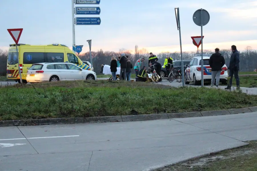 Fietser gewond naar ziekenhuis na aanrijding