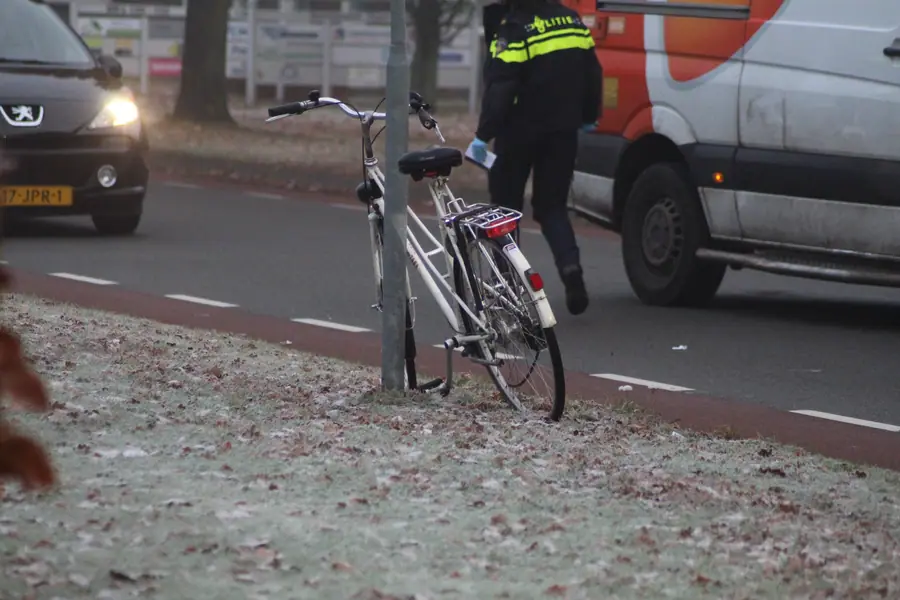 Fietser aangereden door bestelbus op de Nijbracht in Emmen.