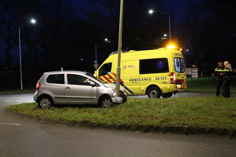 Auto botst tegen lantaarnpaal aan in Emmen