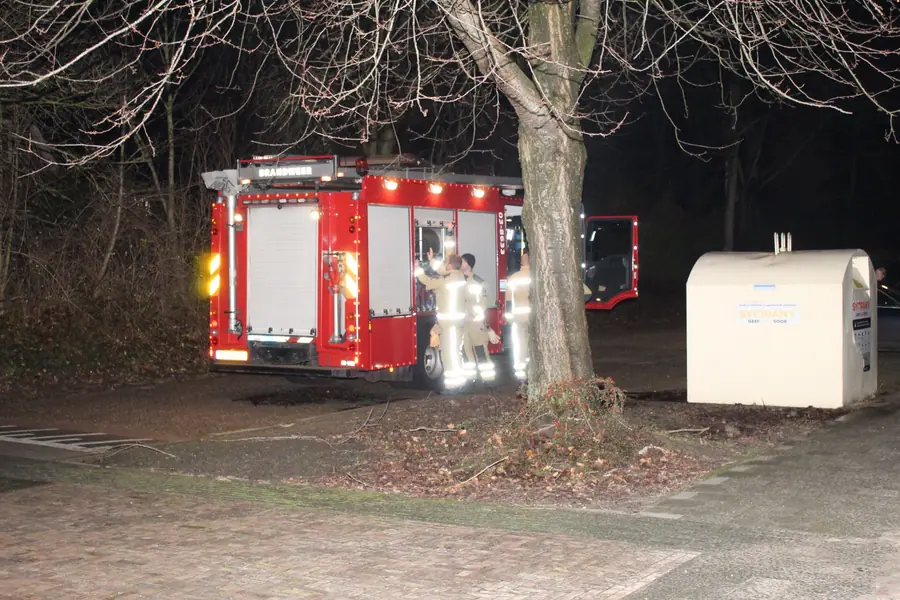 Kleding container in brand in de Parkstraat in Emmen.