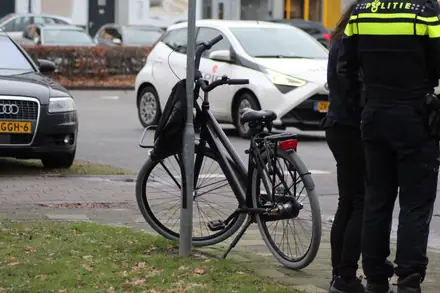 Fietser aangereden op Statenweg in Emmen. — foto 1 van 2