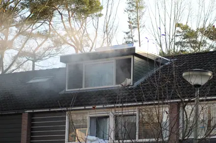 Meterkast vliegt in brand in Woning — foto 1 van 2