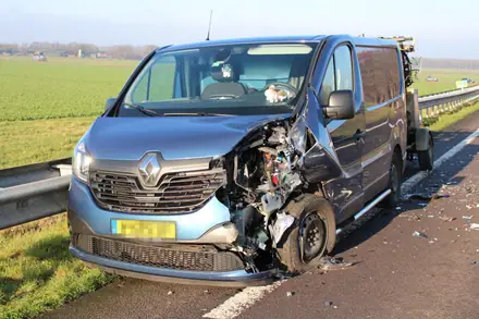 Auto en bestelbus botsen op N34 bij Emmen, bestuurder busje gewond — foto 2 van 2