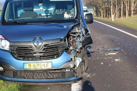 Auto en bestelbus botsen op N34 bij Emmen, bestuurder busje gewond — foto 1 van 2