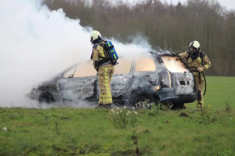 Auto brand volledig uit op A37 richting Emmen