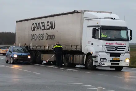 Auto raakt vrachtwagen op N34 bij afslag Emmen-Noord/Klijndijk — foto 2 van 2