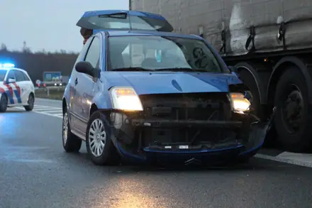 Auto raakt vrachtwagen op N34 bij afslag Emmen-Noord/Klijndijk — foto 1 van 2