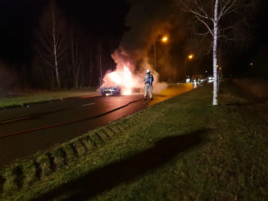Auto vat vlam op maxwellstraat in Emmen