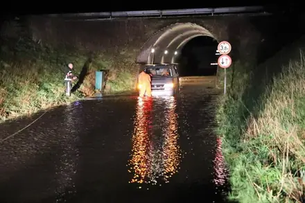Busje strand in tunnelbak onder N34 bij Eext. Brandweer Annen haalt de bus met de LIER weg — foto 2 van 3