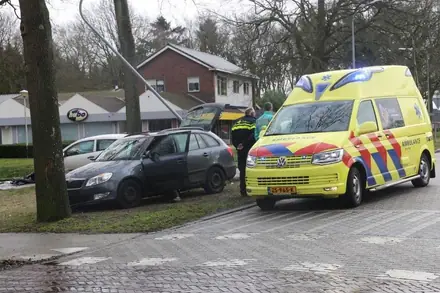 Ongeval op kruising Oude Dijk / Buinerweg in Exloo. — foto 2 van 3