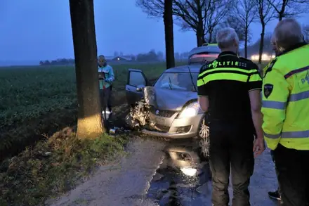 Auto knalt tegen boom op Gieterveldweg bij Gieten (video) — foto 2 van 2