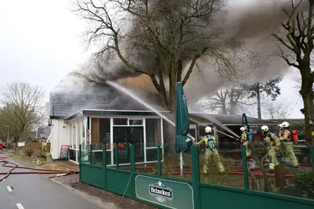Gewonde bij brand in lunch- en eetcafé De Paap Papenvoort — foto 4 van 5