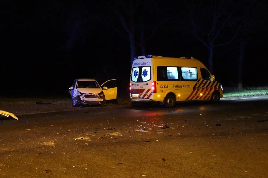 Forse aanrijding op kruising Kanaalweg/Burgemeester Osselaan in Schoonebeek.