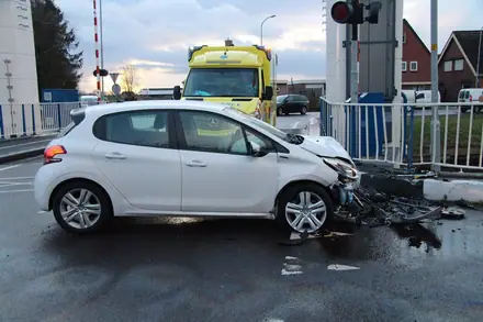 Auto knalt op brug bij Emmer-Compascuum… Grote ravage. Bestuurder voor onderzoek in ambulance. — foto 1 van 4
