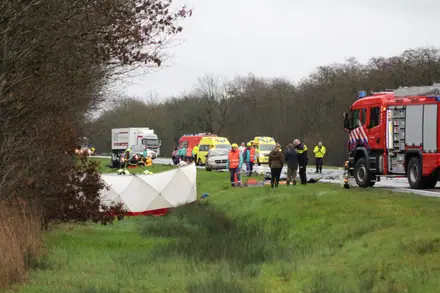 Zware aanrijding op de N381 bij Witteveen. — foto 1 van 3