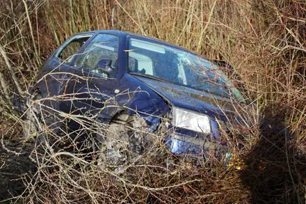 Auto belandt in sloot langs A37: bestuurder gewond — foto 1 van 2