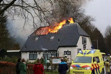 Gewonde bij brand in lunch- en eetcafé De Paap Papenvoort — foto 1 van 5