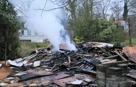Opnieuw is er brand ontstaan op de failliete camping aan de Bosweg in Anloo. — foto 1 van 3