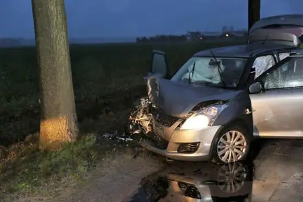 Auto knalt tegen boom op Gieterveldweg bij Gieten (video) — foto 1 van 2