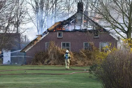 Brand in boerderij bij Ruinen — foto 2 van 3
