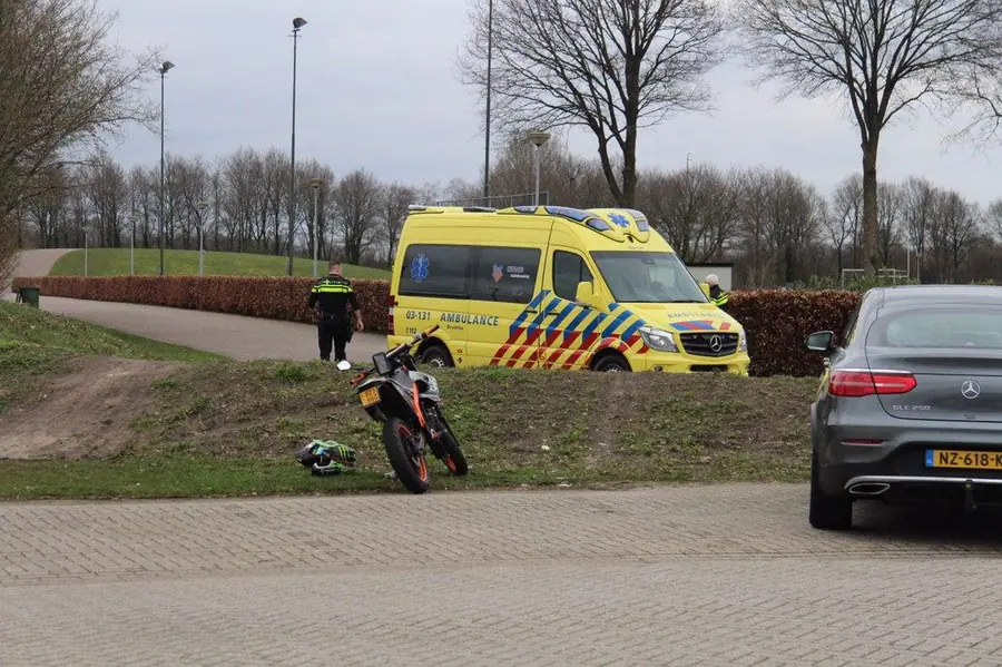 Bestuurder Schakelbrommer komt ten val in Emmen na mislukte stunt
