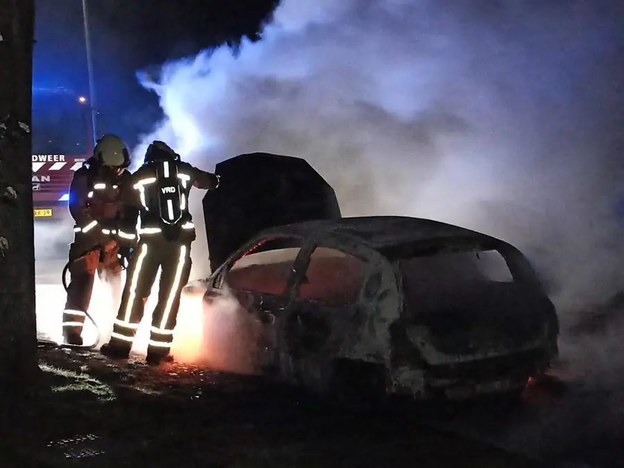 De brandweer rukt uit voor autobrand in Nieuw-amsterdam