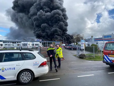 Zeer grote brand bij palet opslag Marum — foto 1 van 3