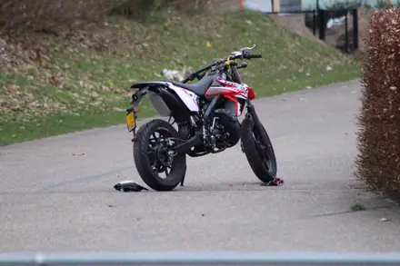 Bestuurder Schakelbrommer komt ten val in Emmen na mislukte stunt — foto 2 van 2
