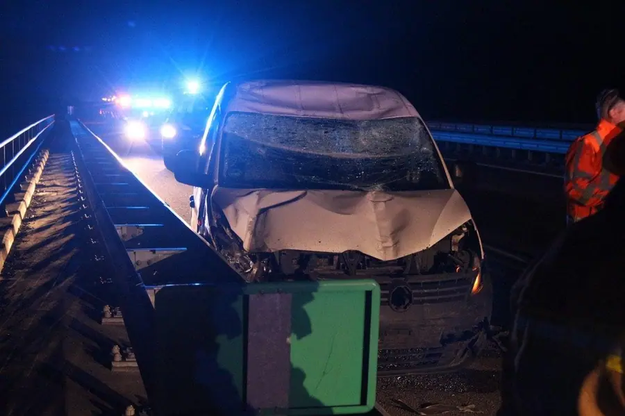 Auto in de vangrail A37 bij Klazienaveen