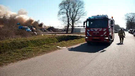 Grote brand bij recyclingbedrijf in Nieuw-Dordrecht — foto 2 van 4