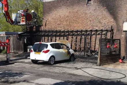 Woning beschadigd na autobrand — foto 2 van 3