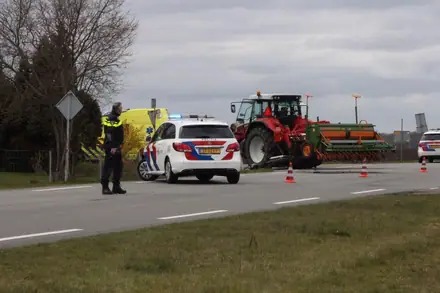 Motorrijder raakt gewond na botsing met tractor in Emmen — foto 2 van 2