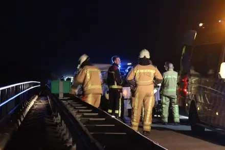 Auto in de vangrail A37 bij Klazienaveen — foto 2 van 3