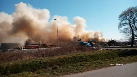 Grote brand bij recyclingbedrijf in Nieuw-Dordrecht — foto 3 van 4