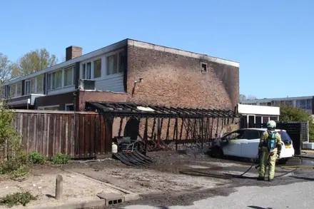 Woning beschadigd na autobrand — foto 1 van 3