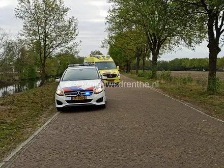 Bestelbus rijdt tegen boom en eindigt te water — foto 2 van 3