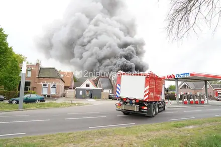 Asbest vrij bij grote brand in Nieuw-Weerdinge [update: brand meester] — foto 1 van 5