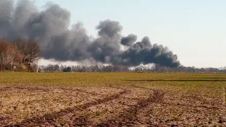 Grote brand bij recyclingbedrijf in Nieuw-Dordrecht — foto 1 van 4