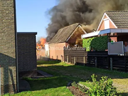 Schuurbrand in Klazienaveen onder controle [update] — foto 2 van 4