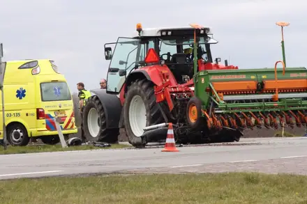 Motorrijder raakt gewond na botsing met tractor in Emmen — foto 1 van 2