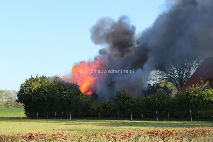 Brand in schuur Anreep, brandweer redt rietgedekte boerderij