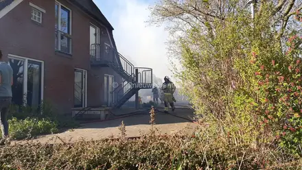 Brand in schuur Anreep, brandweer redt rietgedekte boerderij — foto 3 van 4