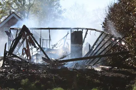 Brand in schuur Anreep, brandweer redt rietgedekte boerderij — foto 2 van 4