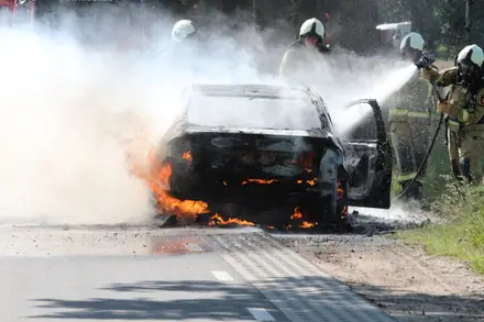 Auto brandt uit midden op de weg in Holsloot — foto 3 van 4