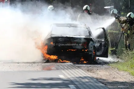 Auto brandt uit midden op de weg in Holsloot — foto 1 van 4
