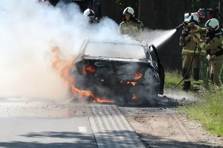 Auto brandt uit midden op de weg in Holsloot — foto 4 van 4