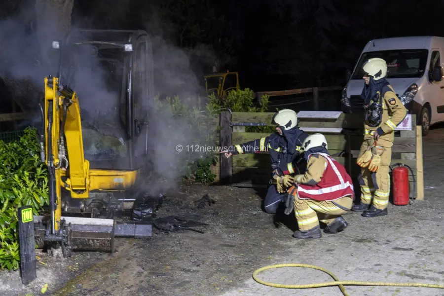 Minikraan in Roswinkel in de as gelegd; politie vermoedt brandstichting