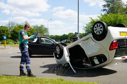 Auto op zijn dak na ongeval op de Laan van Iemenhees in Emmen (video) — foto 2 van 4