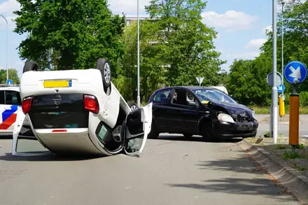 Auto op zijn dak na ongeval op de Laan van Iemenhees in Emmen (video) — foto 4 van 4