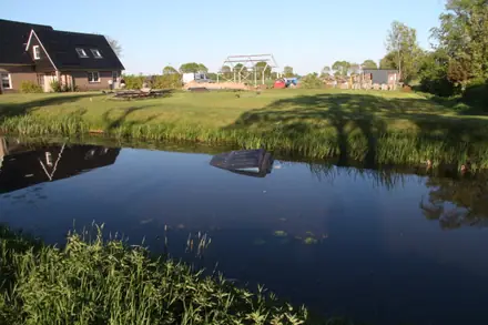Auto kopje onder in Nieuweroord — foto 3 van 4